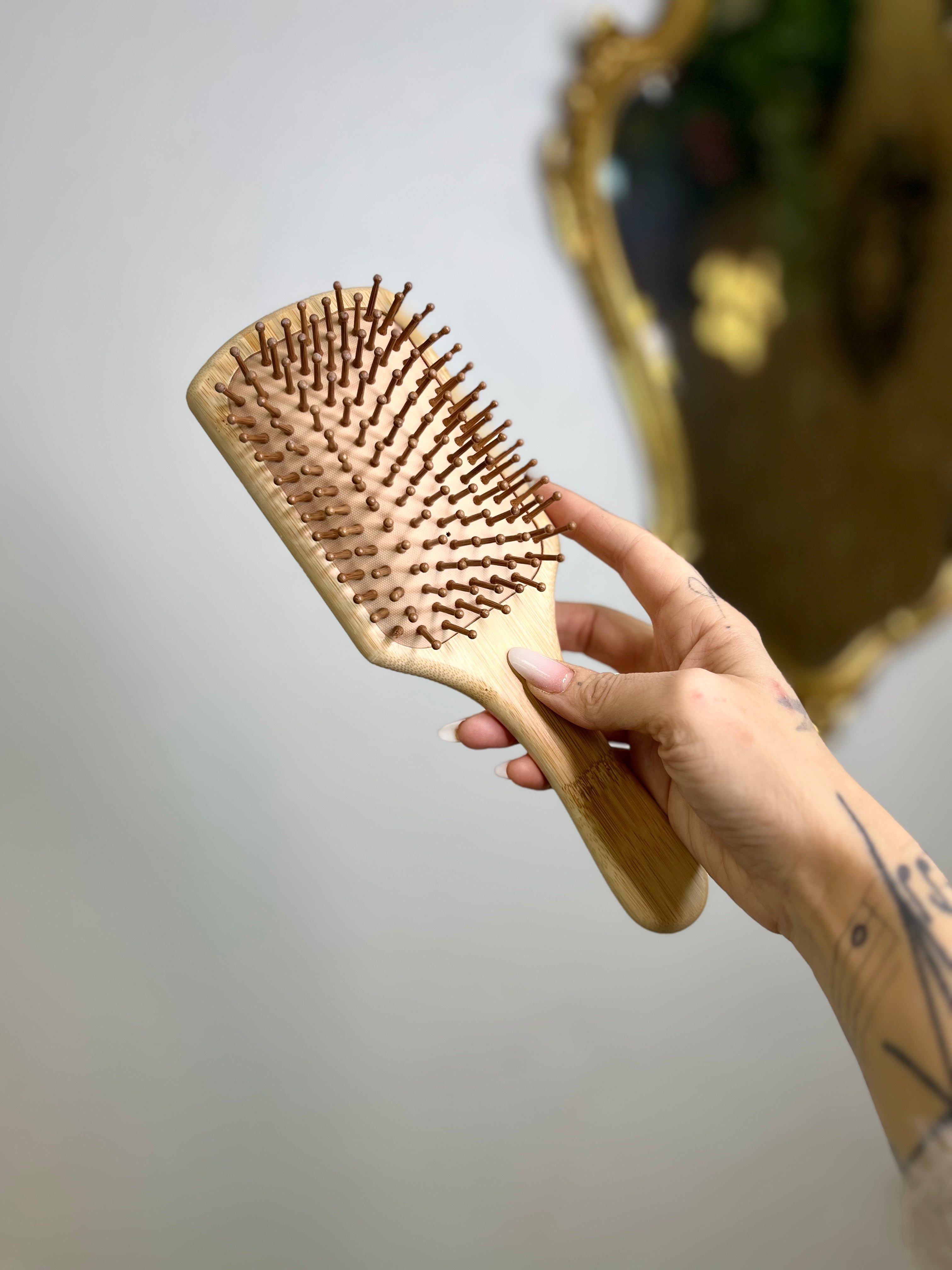 Brosse en bois – Le Cocon by B
Gravée avec amour – En bambou naturel – Tous types de cheveux
