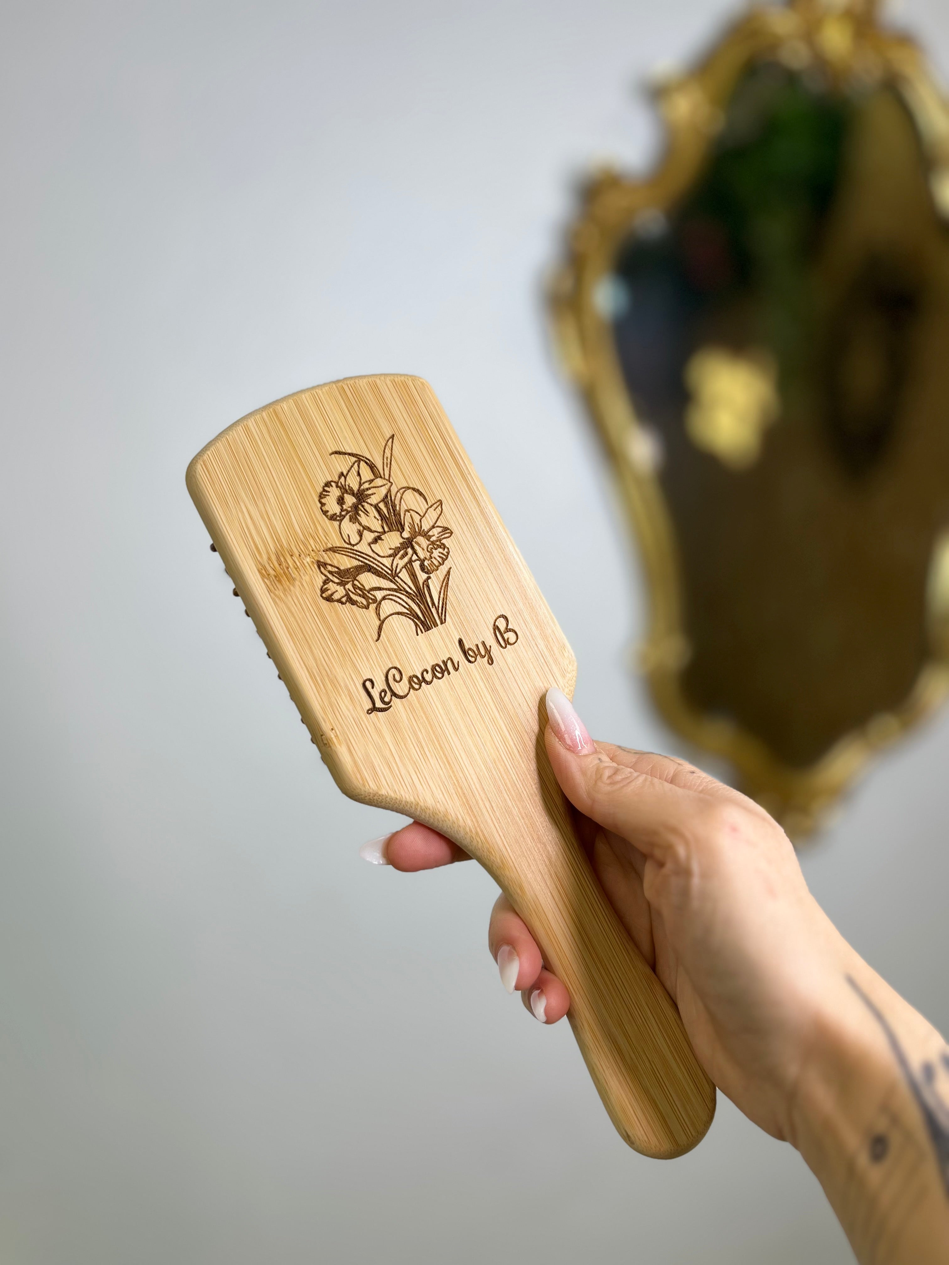 Brosse en bois – Le Cocon by B
Gravée avec amour – En bambou naturel – Tous types de cheveux