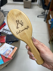 Brosse Le Cocon by B – Picots souples + poils de sanglier + Brossage profond & soin naturel – Manche en bambou gravé