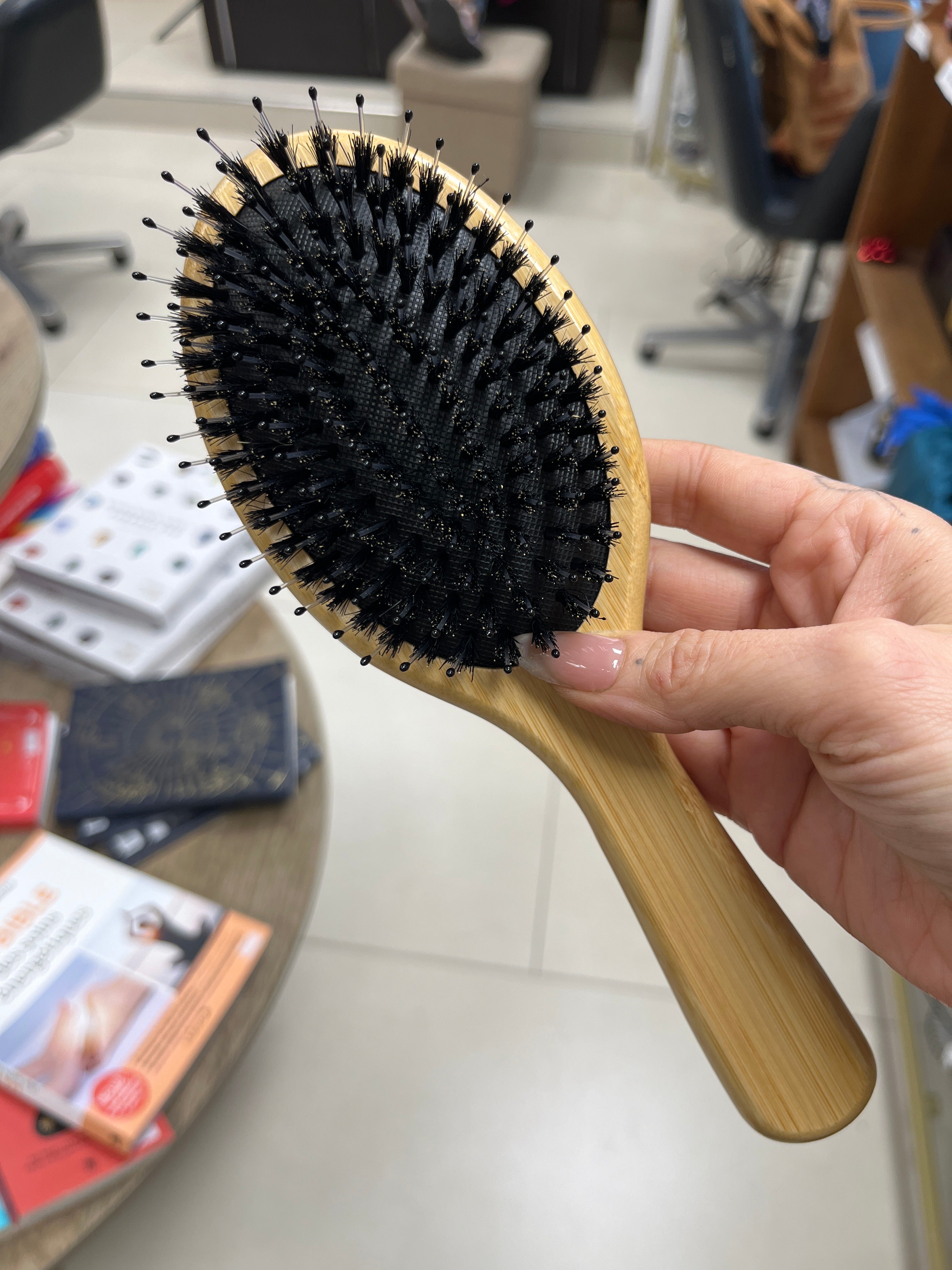 Brosse Le Cocon by B – Picots souples + poils de sanglier + Brossage profond & soin naturel – Manche en bambou gravé