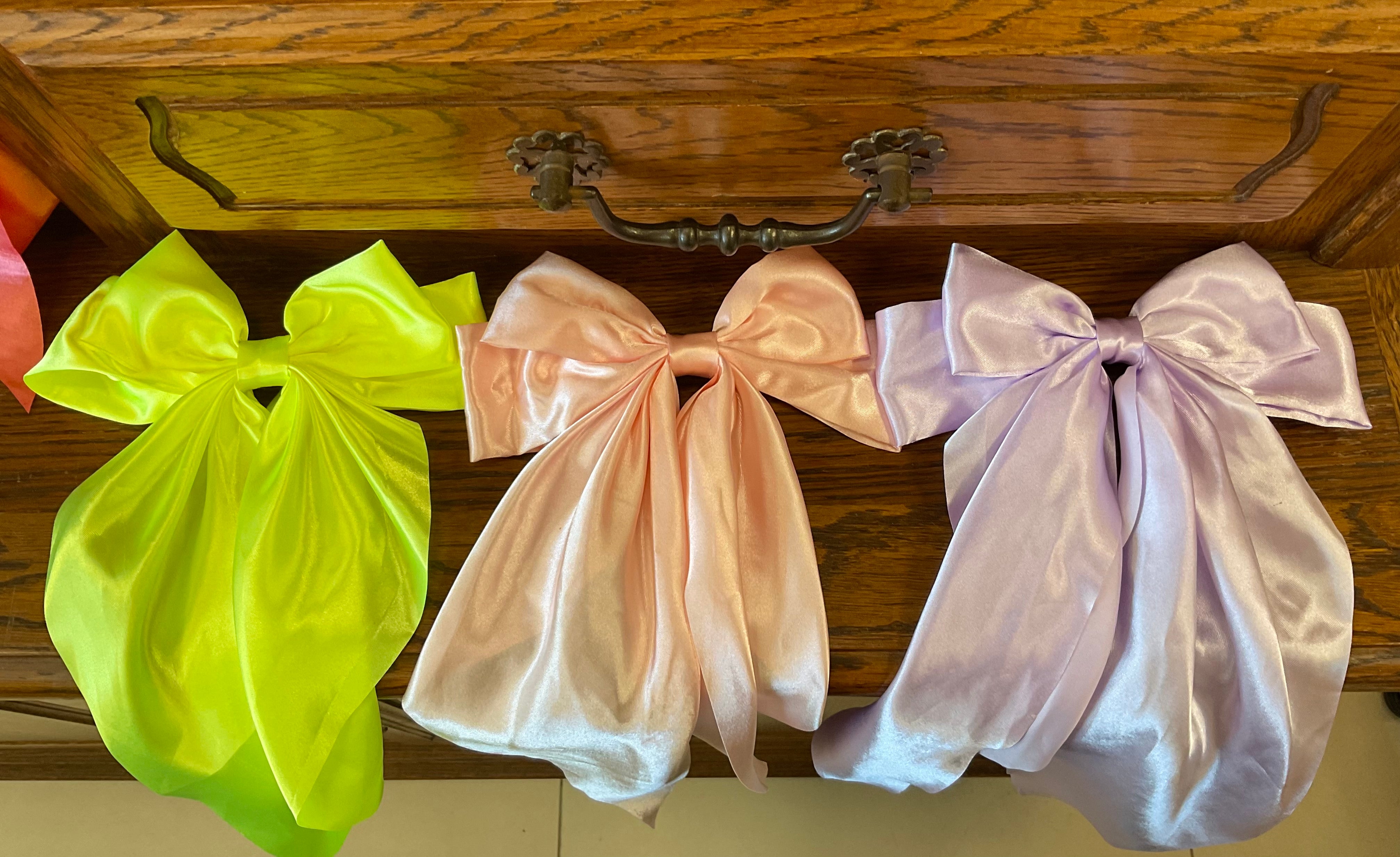 Nœud décoratif en tissu fluide